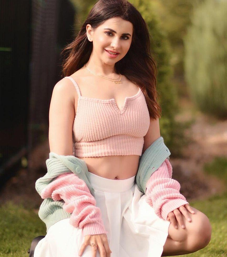 25P Meetii Kalher nude