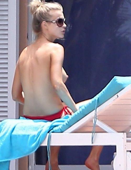 25P Joanna Krupa nude