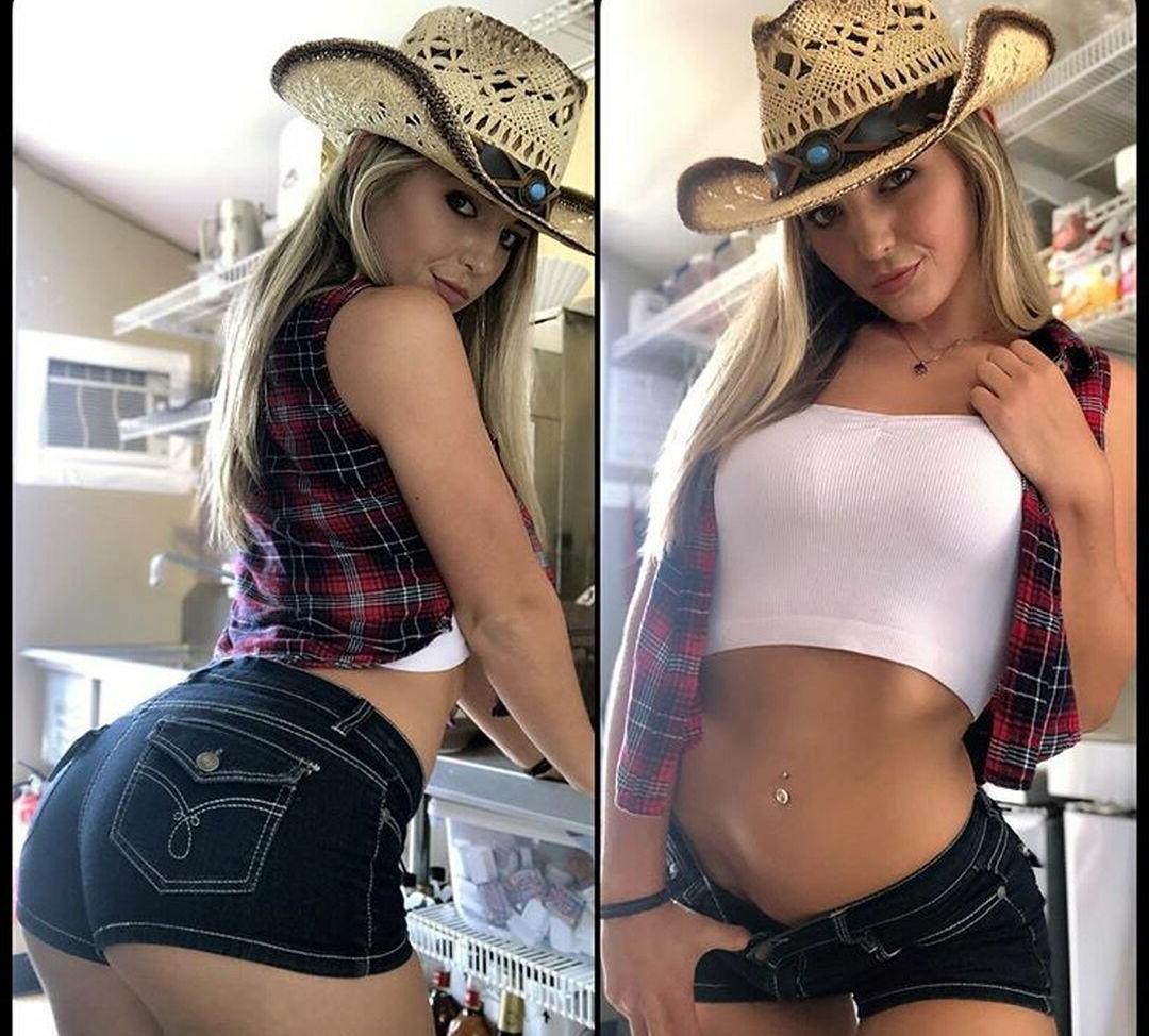 25P Barista Erica nude