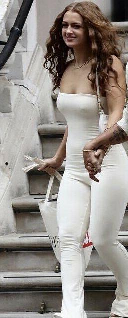 25P Maisie Smith nude