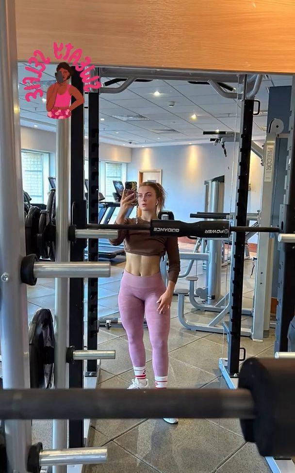 25P Maisie Smith nude