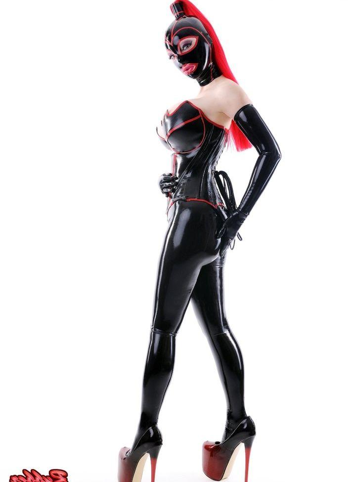 25P Latex Lucy nude