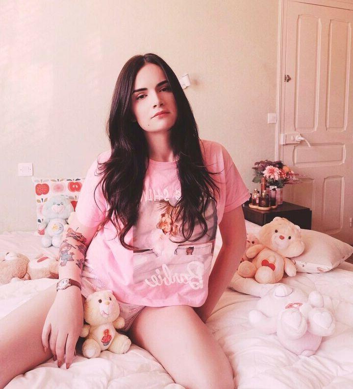 25P Laura Badler nude