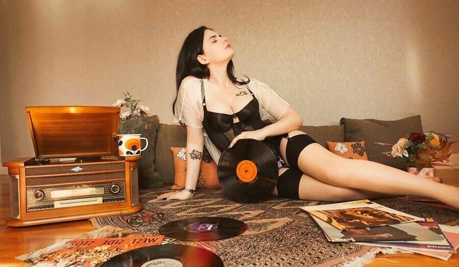 25P Laura Badler nude