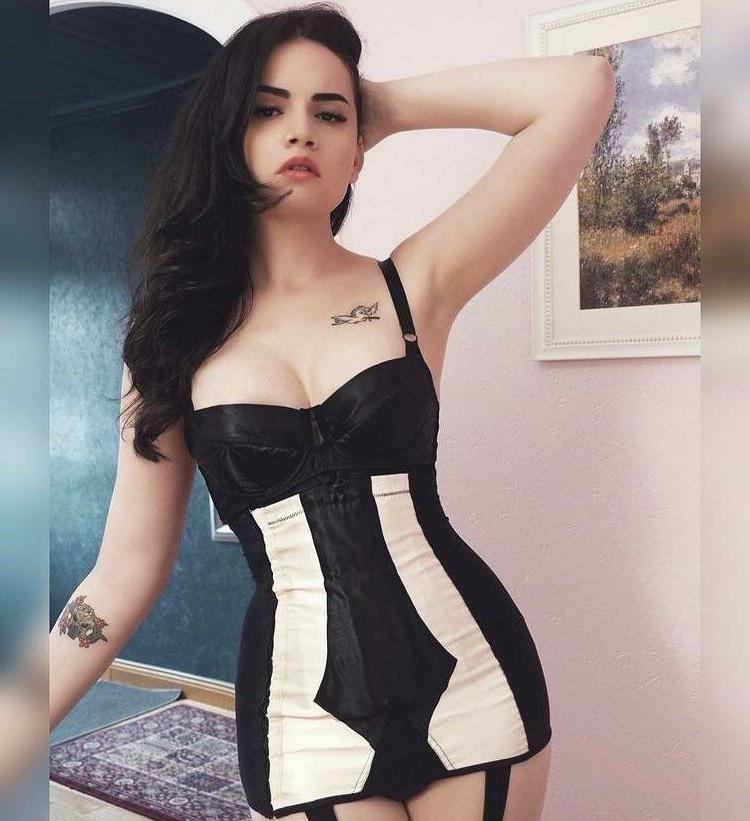 25P Laura Badler nude