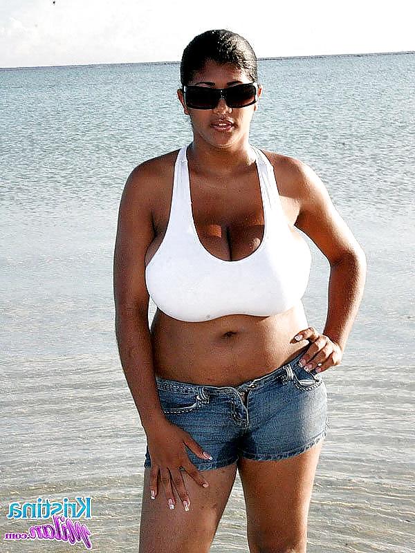 16P Big boobs on public beach