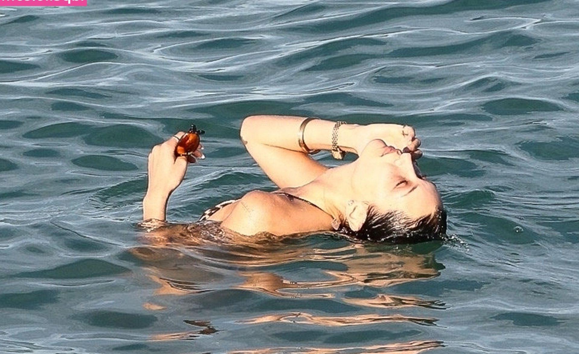 25P Bella Hadid nude