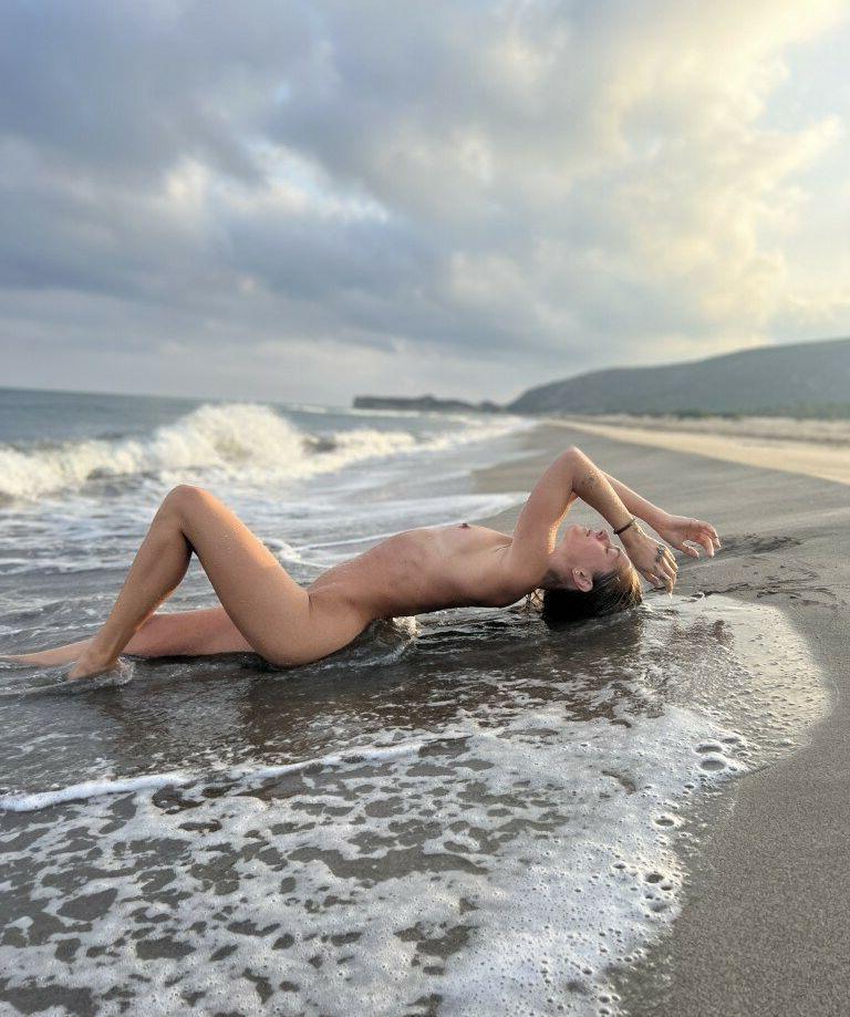 25P Ekaterina Martynova nude