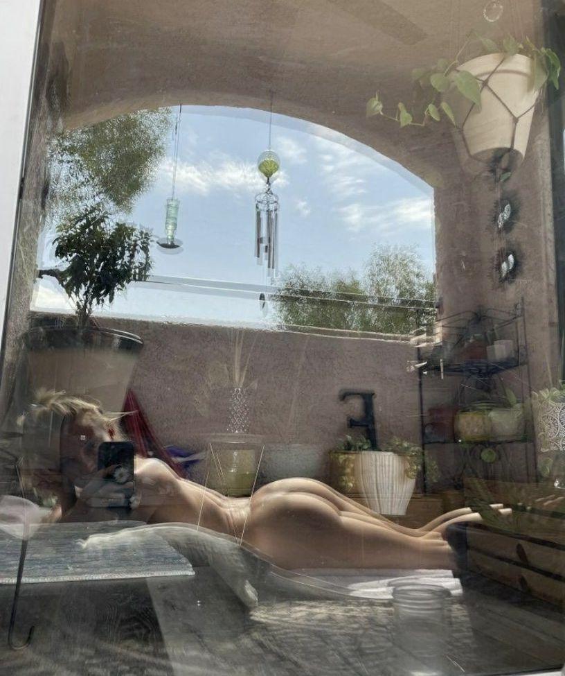25P Emily Whitmire nude
