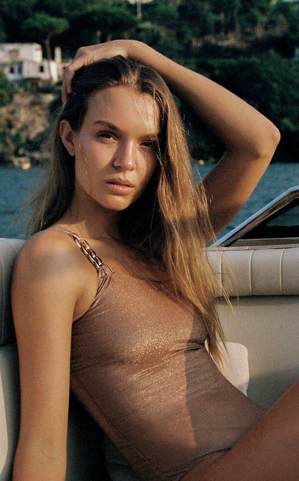 25P Josephine Skriver nude