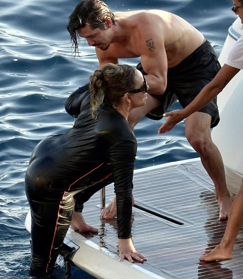 25P Mariah Carey nude