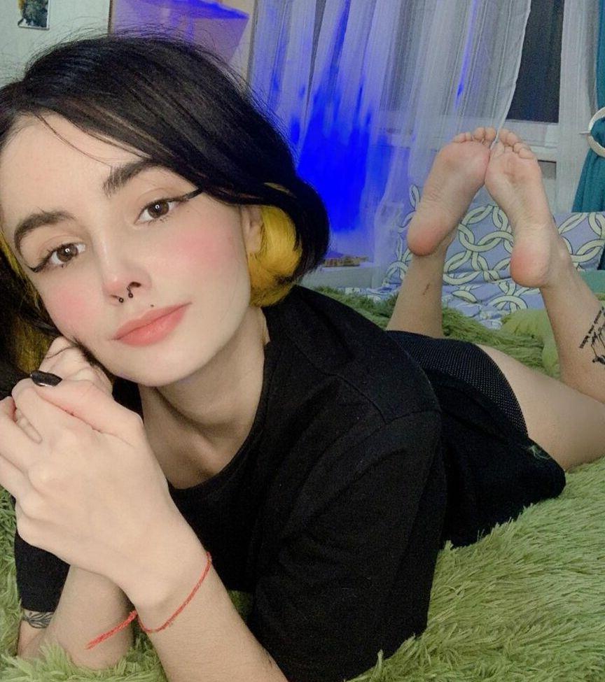 25P Loonassoftfeet nude