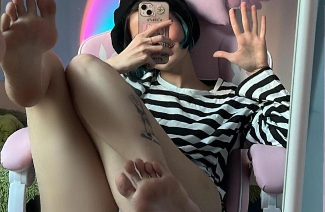 25P Loonassoftfeet nude