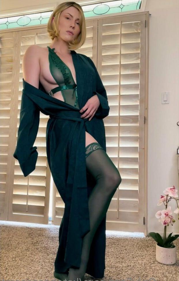 25P Kate Elliot nude