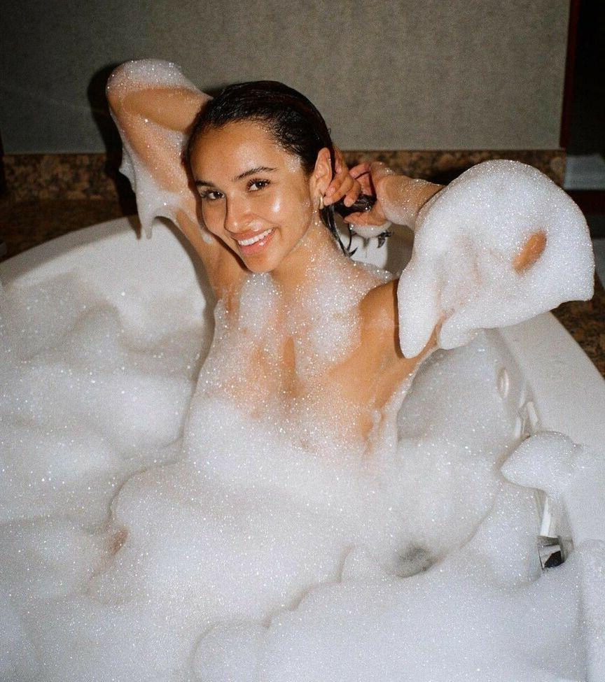 25P Alejandra Cobos nude