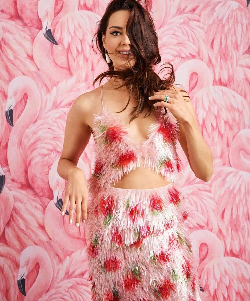 25P Aubrey Plaza nude