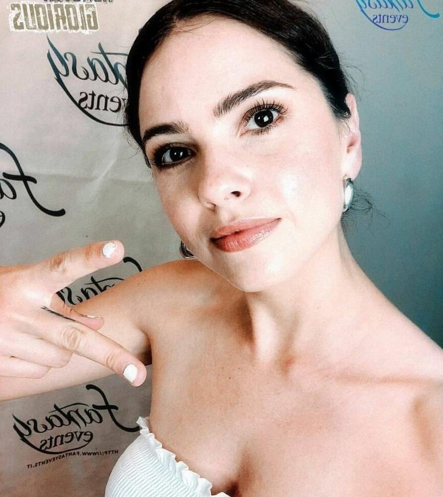 25P Shelley Hennig nude