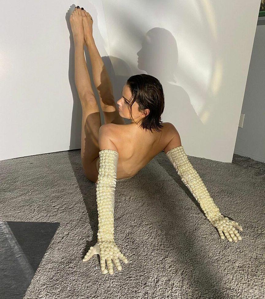 25P Shelley Hennig nude