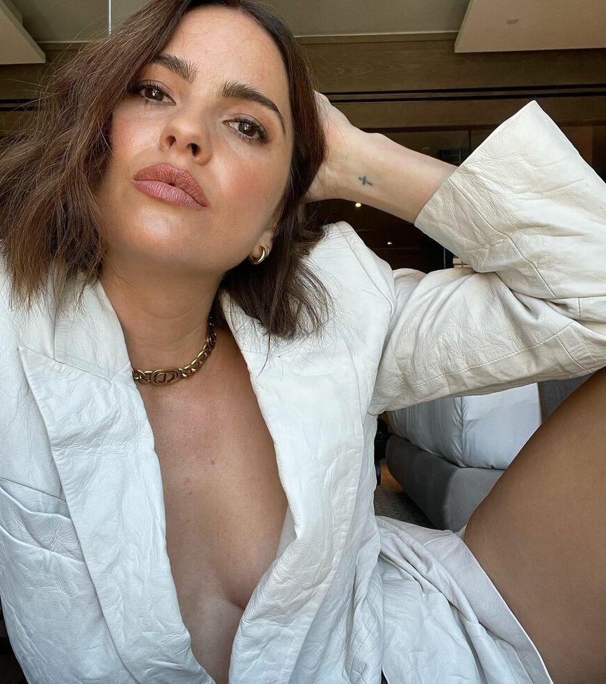 25P Shelley Hennig nude