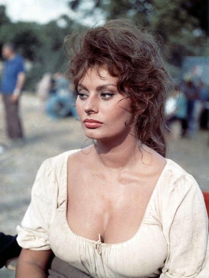 16P Sophia Loren nude