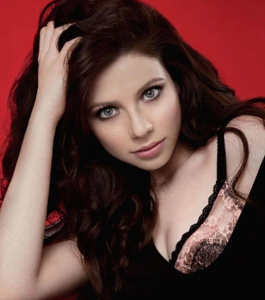 25P Michelle Trachtenberg nude