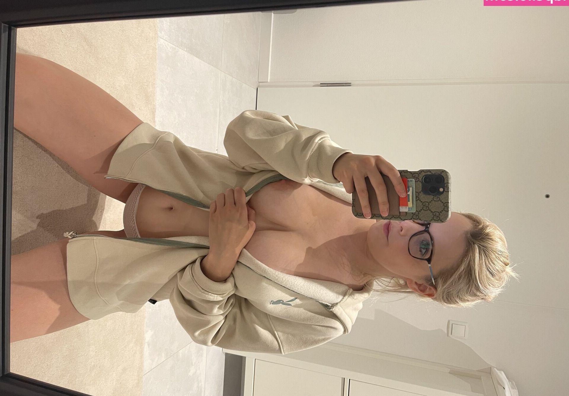 25P Feliz Nicole nude