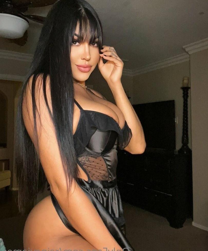 25P Rainey James nude