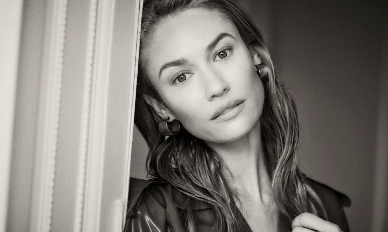 25P Olga Kurylenko nude