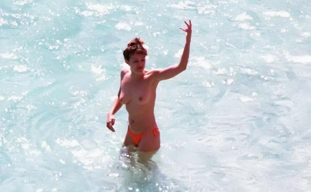 25P Elizabeth Hurley nude