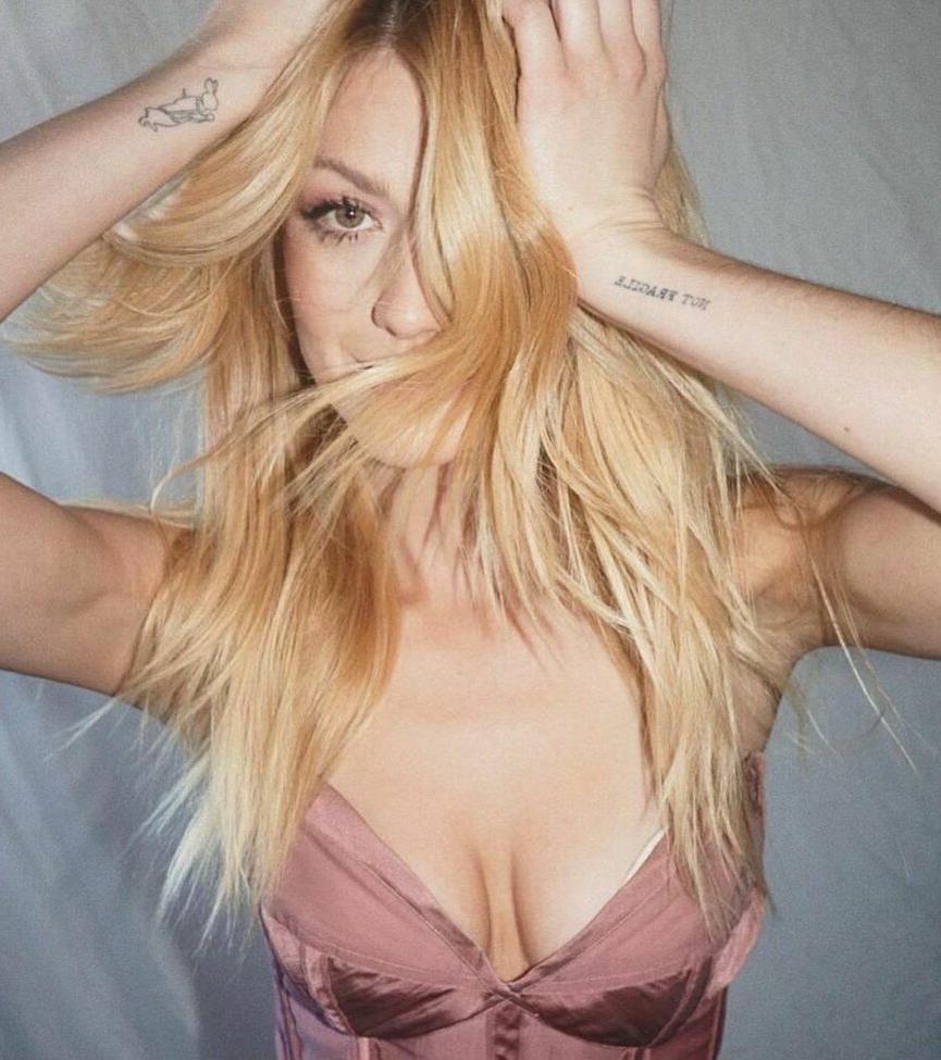 25P Katherine McNamara nude