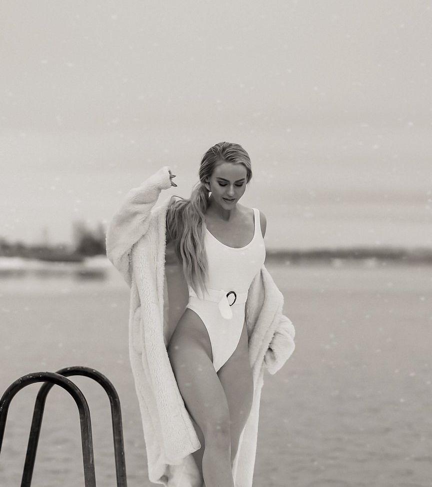 25P Anna Nyström nude