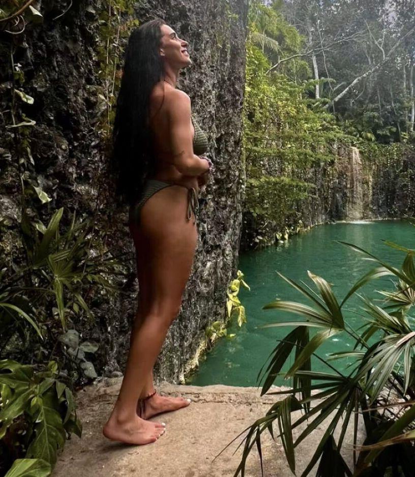 25P Laura Petard nude