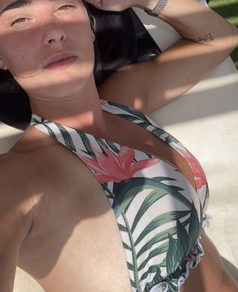 25P Laura Petard nude