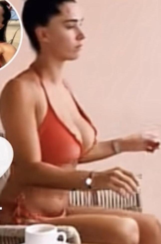 25P Laura Petard nude