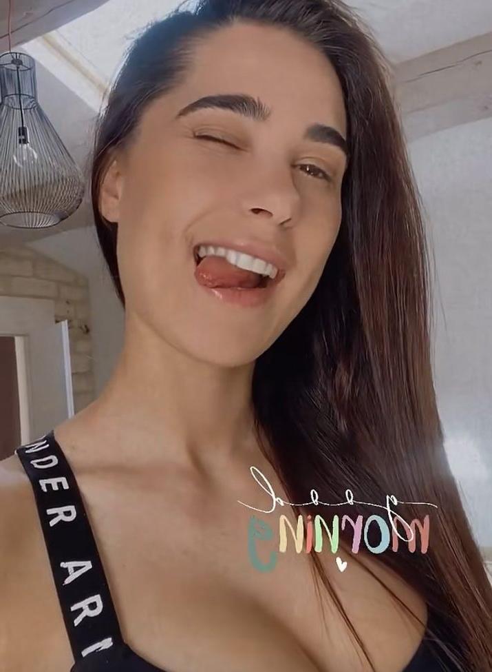 25P Laura Petard nude