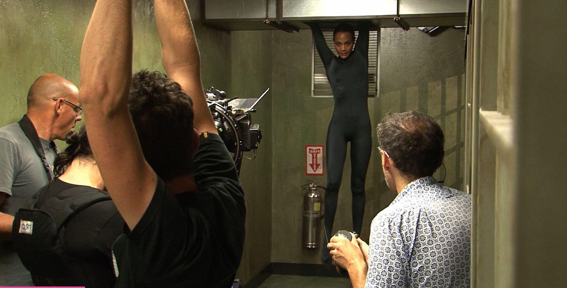 25P Zoe Saldana nude