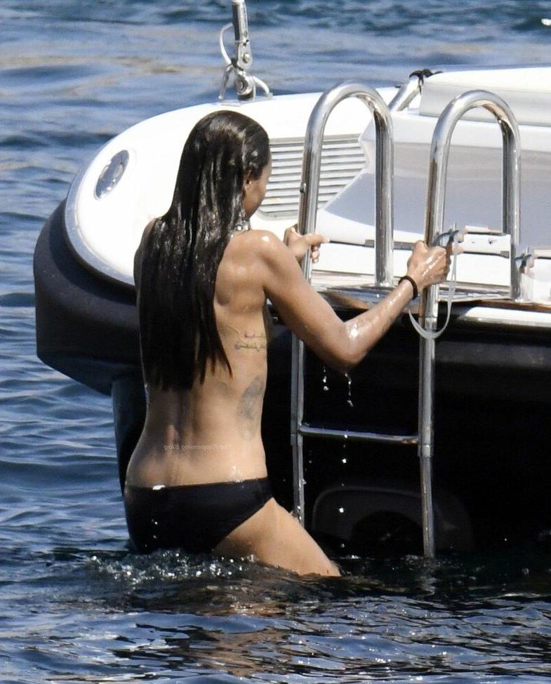 25P Zoe Saldana nude