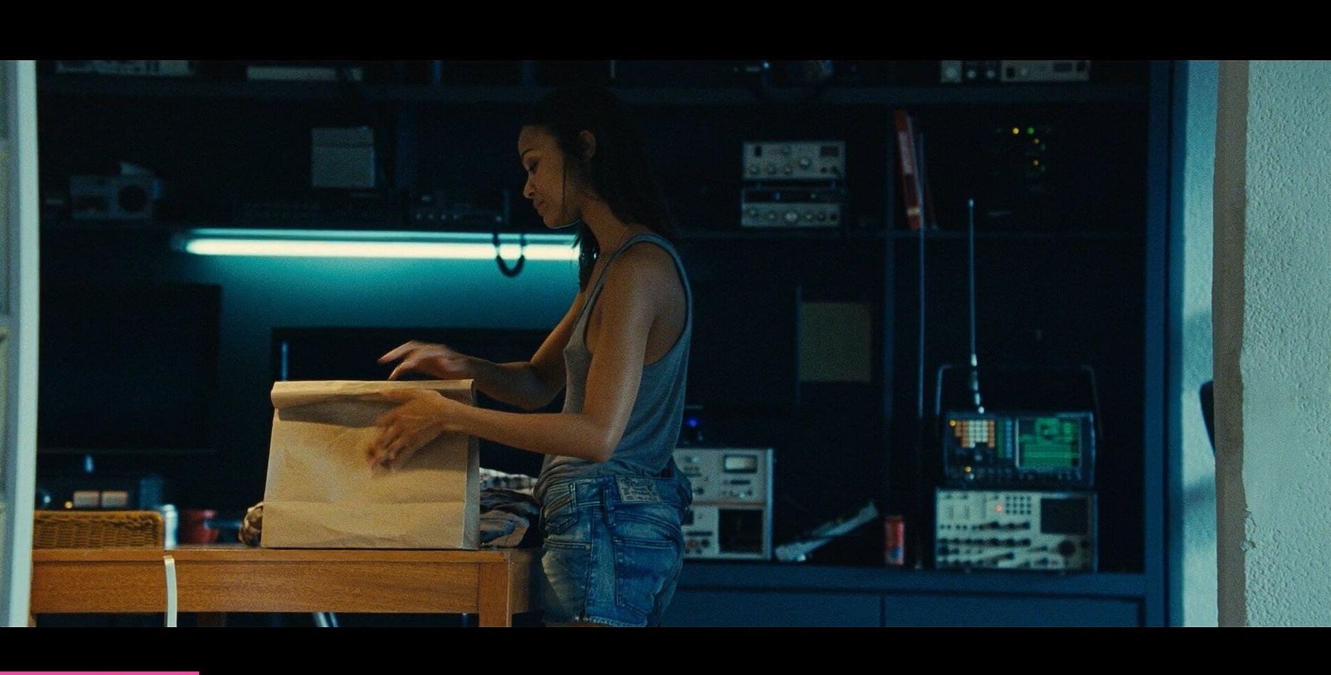 25P Zoe Saldana nude