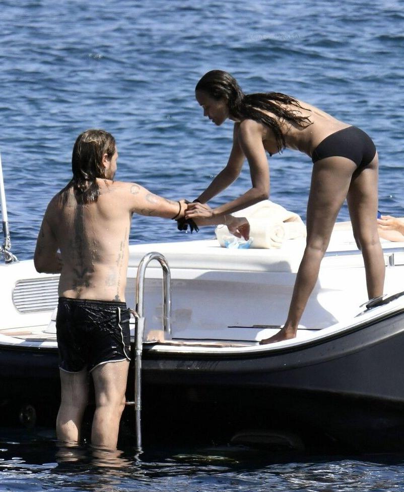 25P Zoe Saldana nude