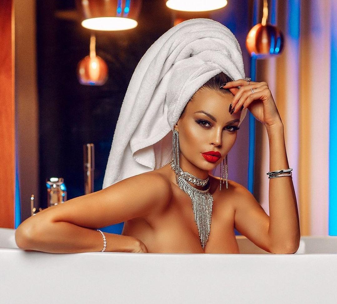 25P Justyna Gradek nude