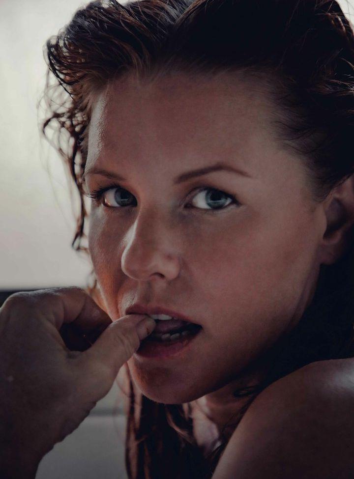25P Carrie Keagan nude