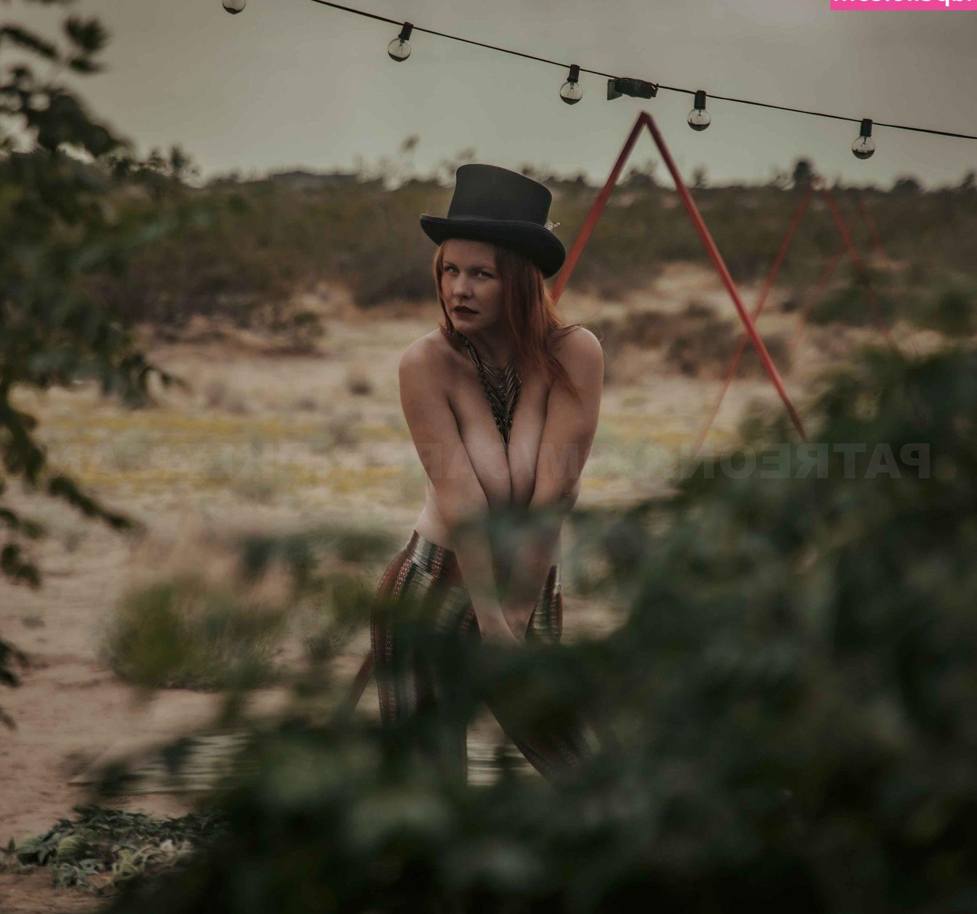 25P Carrie Keagan nude