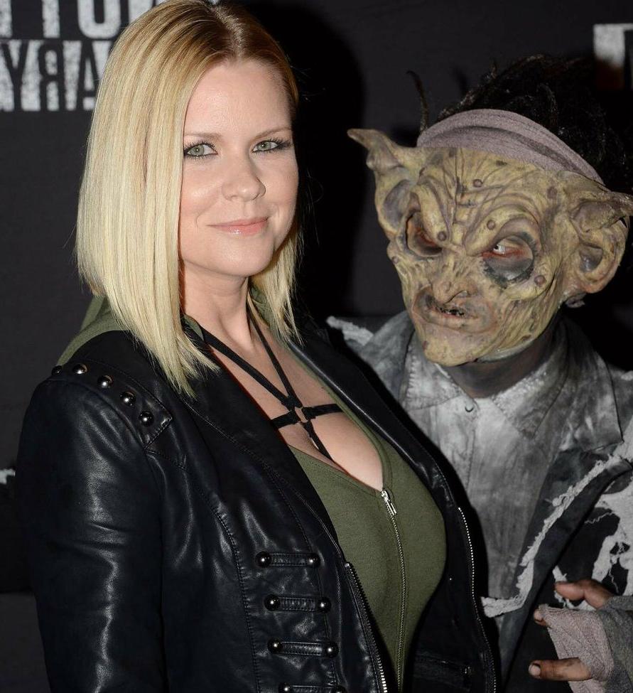 25P Carrie Keagan nude