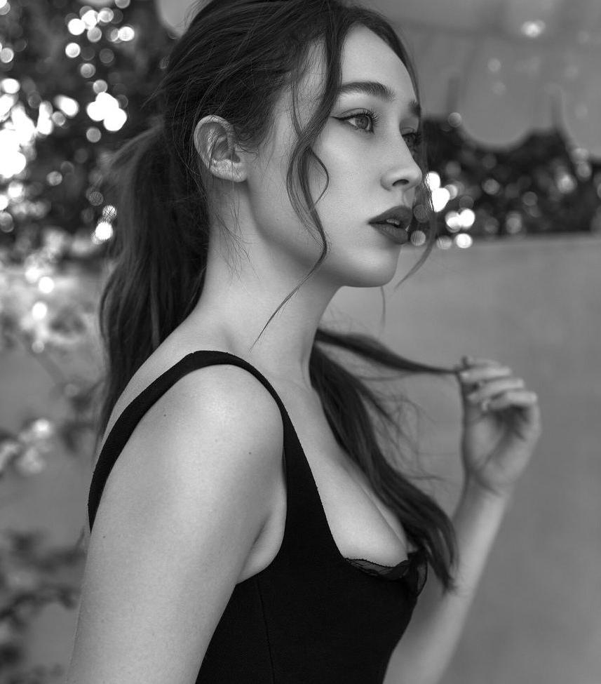 25P Alycia Debnam Carey nude