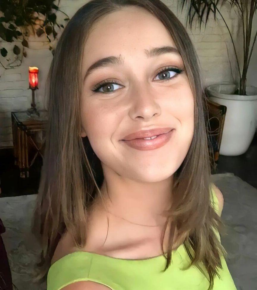 25P Alycia Debnam Carey nude