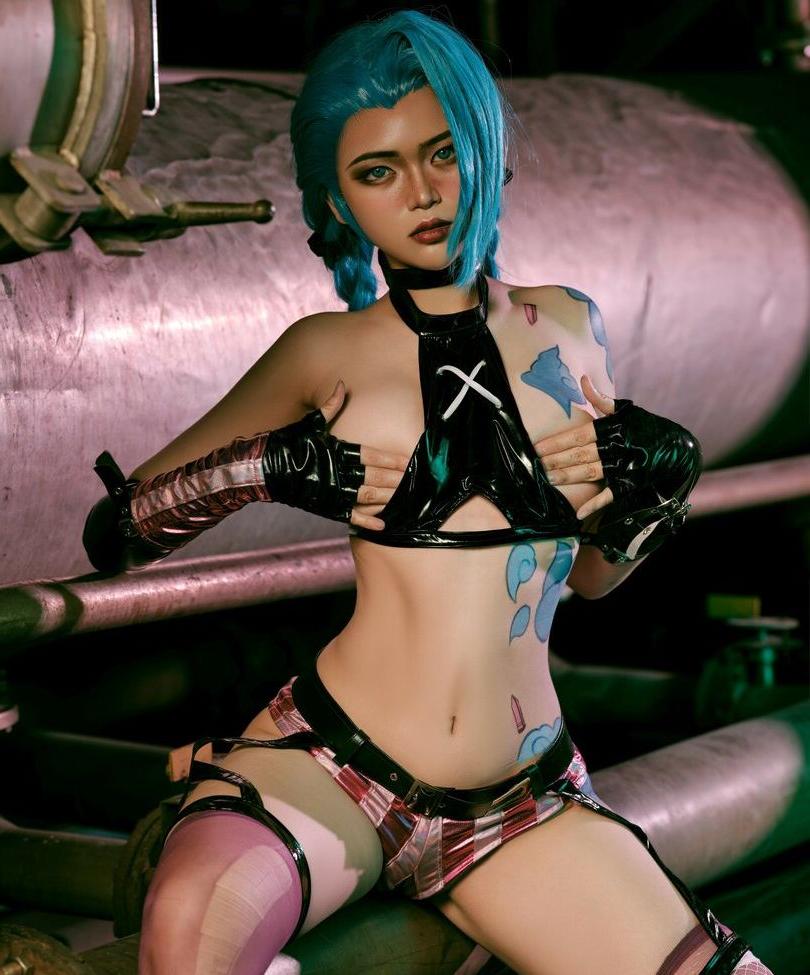 25P ZinieQ Cosplayer nude