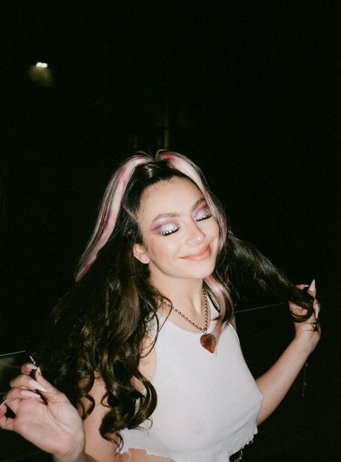 25P Charli XCX nude