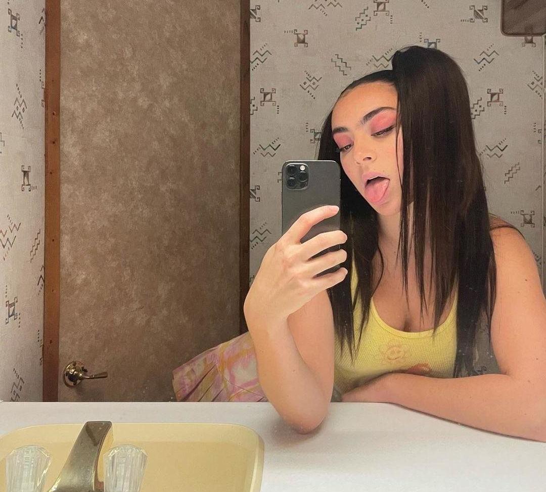 25P Charli XCX nude