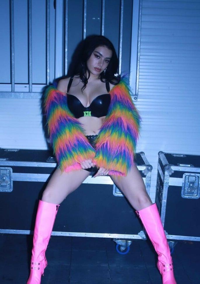25P Charli XCX nude