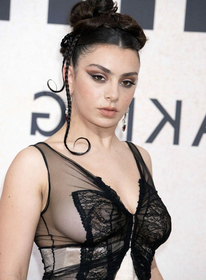 25P Charli XCX nude